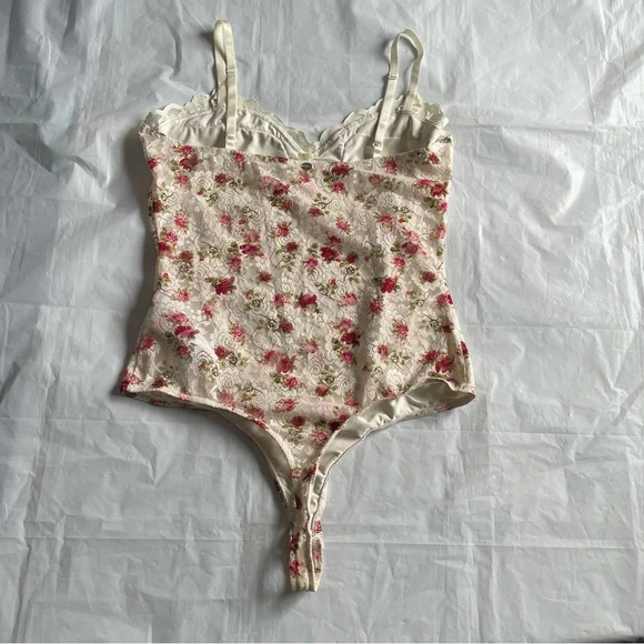 🌸 Guess Lace Floral  Bodysuit Women's ~ Size Medium!🌸 - Picture 8 of 10